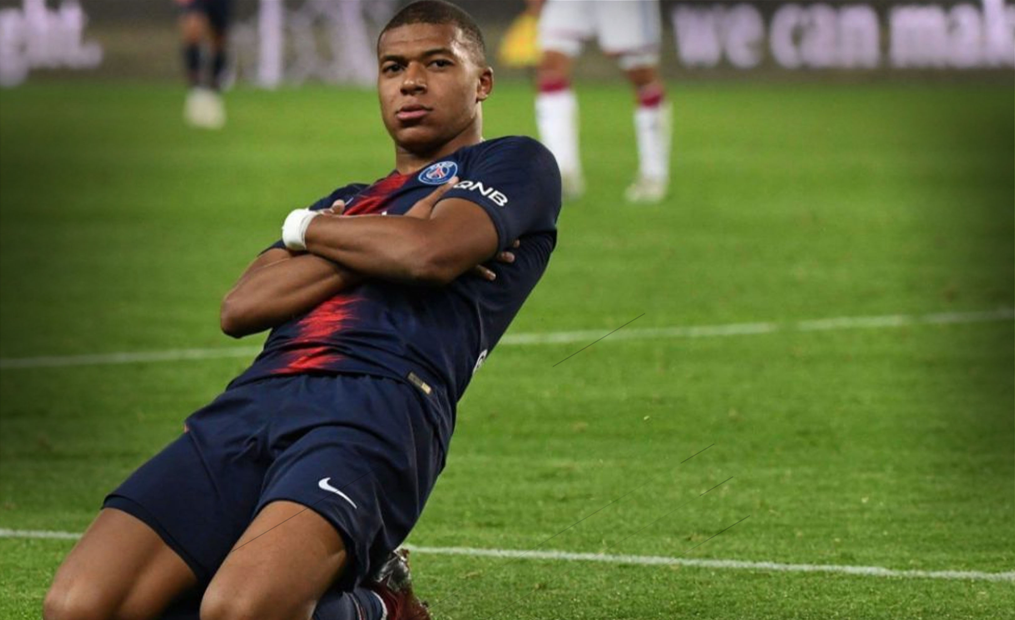 队友送大礼！QPR绝杀功臣疯狂庆祝，下一秒只剩底裤苦笑